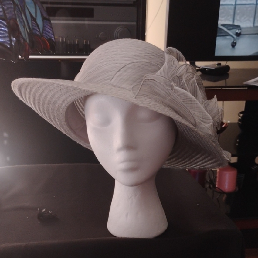 Chic Women's Gray Hat with Feather Details